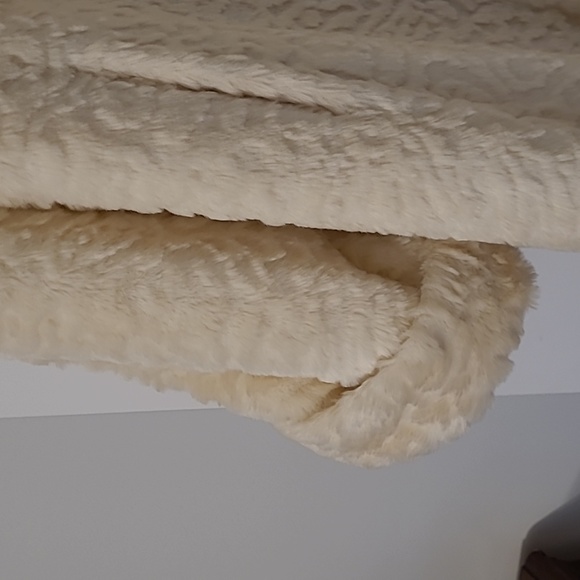 Regal faux fur cream coat, size 2XL - Picture 2 of 5